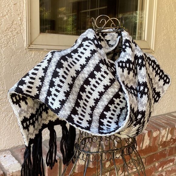 Old Navy Knit Fringed Neck-scarf Black Gray & White - Picture 1 of 7